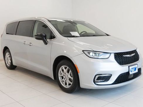 Used 2024 Chrysler Pacifica Touring-L FWD image 27