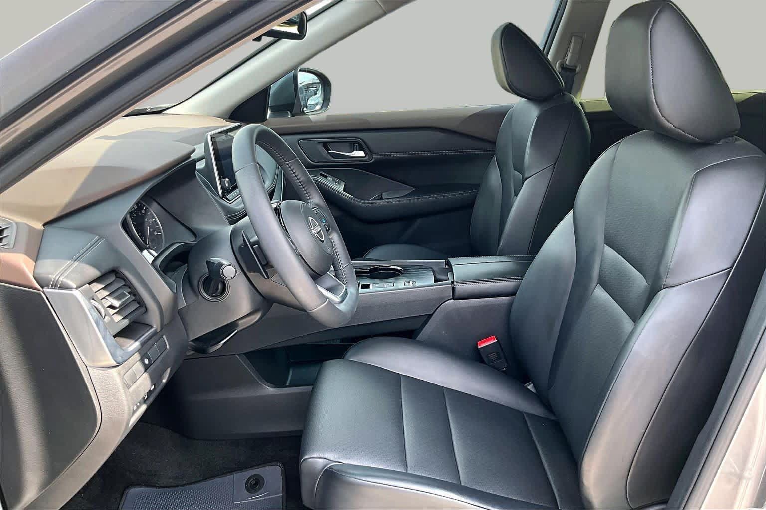 Used 2023 Nissan Rogue SV w/ SV Premium B Package FWD image 8