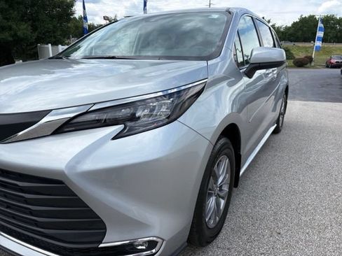 Used 2024 Toyota Sienna XLE w/ XLE Plus Package AWD/4WD image 18