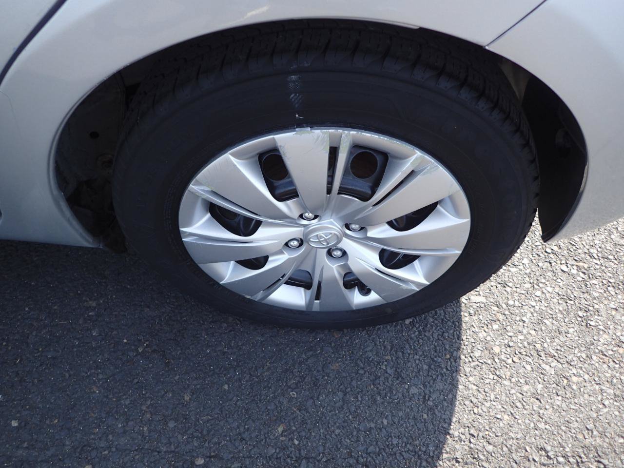 Used 2012 Toyota Yaris LE FWD image 21