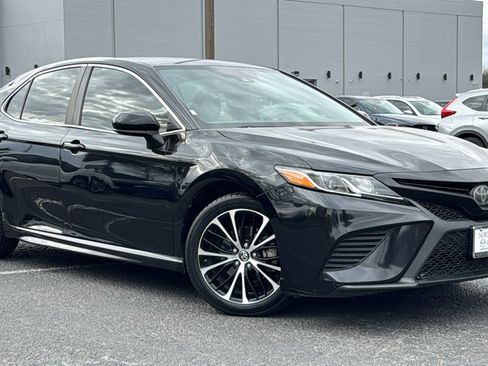 Used 2018 Toyota Camry SE image 2