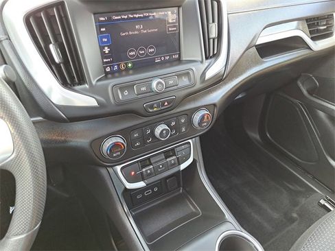 Used 2022 GMC Terrain SLE w/ Driver Convenience Package image 16