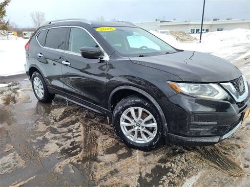 Used 2018 Nissan Rogue SV image 3