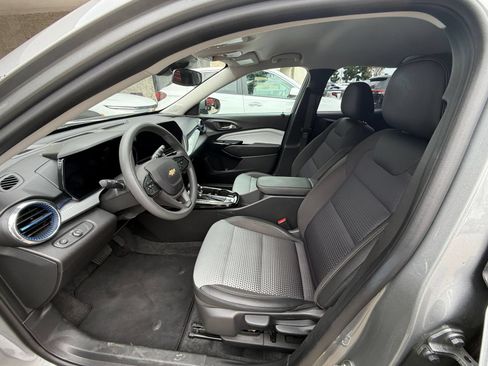 Used 2025 Chevrolet Trax LT FWD image 24