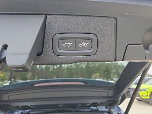 Used 2025 Volvo XC60 B5 Ultra w/ Protection Package Premier image 18