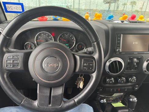 Used 2015 Jeep Wrangler Unlimited Rubicon w/ Connectivity Group image 8