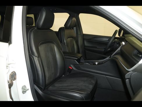 Used 2023 Jeep Grand Cherokee Altitude image 27