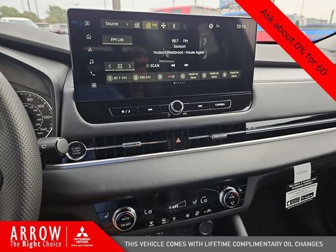 New 2025 Mitsubishi Outlander SE image 25