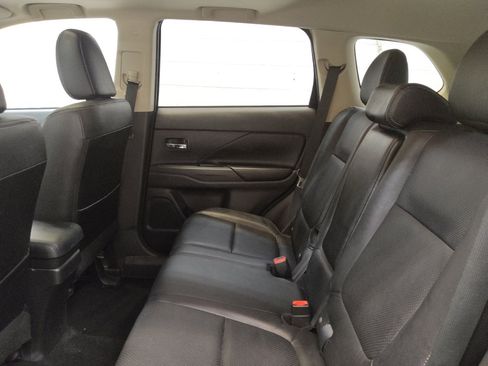 Used 2014 Mitsubishi Outlander GT AWD/4WD image 18