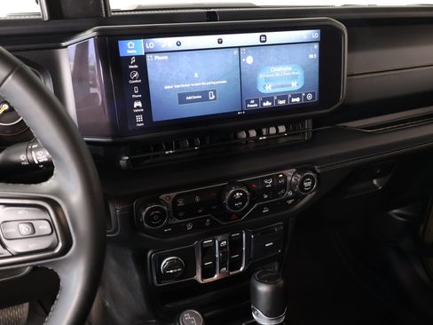 Used 2025 Jeep Gladiator Overland AWD/4WD image 5