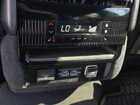 Used 2024 Jeep Wagoneer L Series II w/ Flexible Seating Group RWD image 15