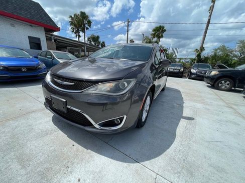 Used 2018 Chrysler Pacifica Touring-L FWD image 2