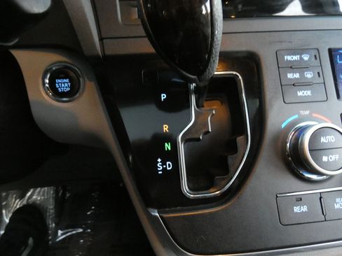 Used 2015 Toyota Sienna XLE image 56