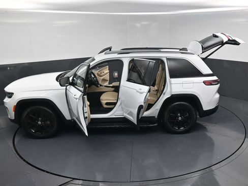 Used 2022 Jeep Grand Cherokee Limited RWD image 26