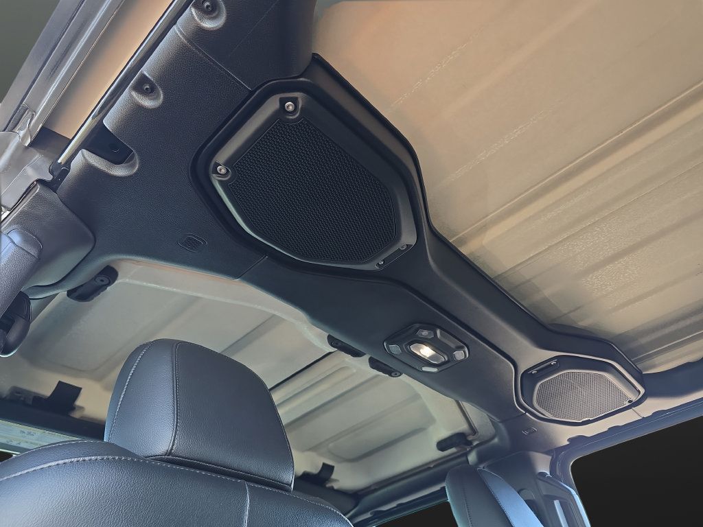 Used 2018 Jeep Wrangler Unlimited Sahara w/ Dual Top Group AWD/4WD image 32
