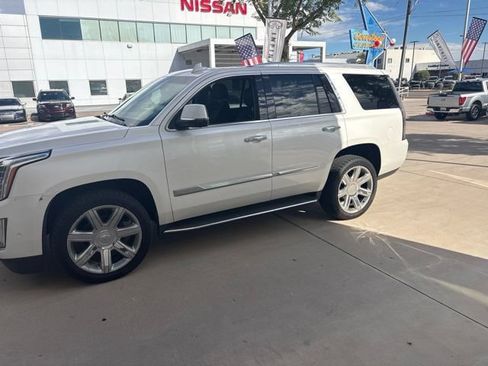 Used 2019 Cadillac Escalade Luxury AWD/4WD image 12