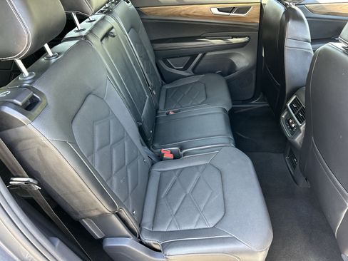 Used 2024 Volkswagen Atlas SE FWD image 11