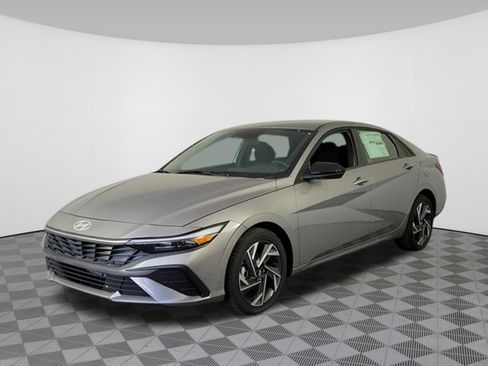 Used 2025 Hyundai Elantra Sport image 2