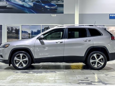 Used 2019 Jeep Cherokee Limited image 2