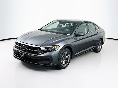 Used 2024 Volkswagen Jetta SE image 3
