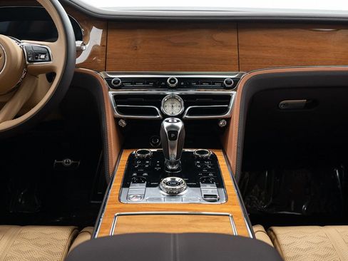 Used 2025 Bentley Flying Spur Plug-In Hybrid AWD/4WD image 32