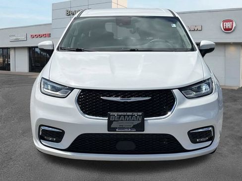 Used 2023 Chrysler Pacifica Touring-L FWD image 2