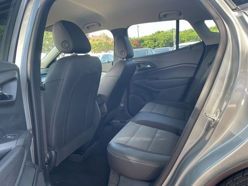 Used 2025 Chevrolet Trax LT w/ LT Convenience Package FWD image 9