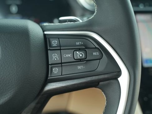 Used 2023 Jeep Grand Cherokee Limited w/ Black Appearance Package RWD image 32