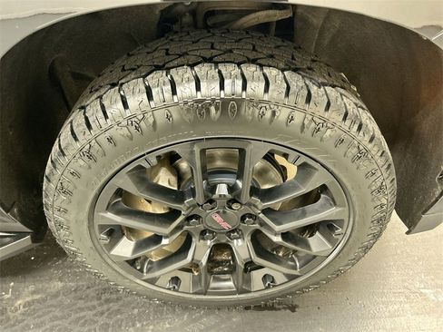 Used 2022 GMC Yukon SLT w/ SLT Premium Package image 8