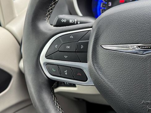 Used 2024 Chrysler Pacifica Touring-L image 27