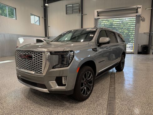 Used 2024 GMC Yukon XL Denali w/ Advanced Technology Package AWD/4WD image 1