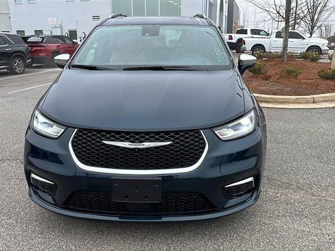 Used 2024 Chrysler Pacifica Pinnacle image 3