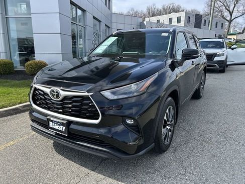 Used 2024 Toyota Highlander XLE image 4