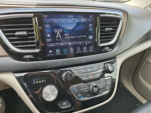 Used 2019 Chrysler Pacifica Touring-L Plus w/ Advanced Safetytec Group FWD image 22