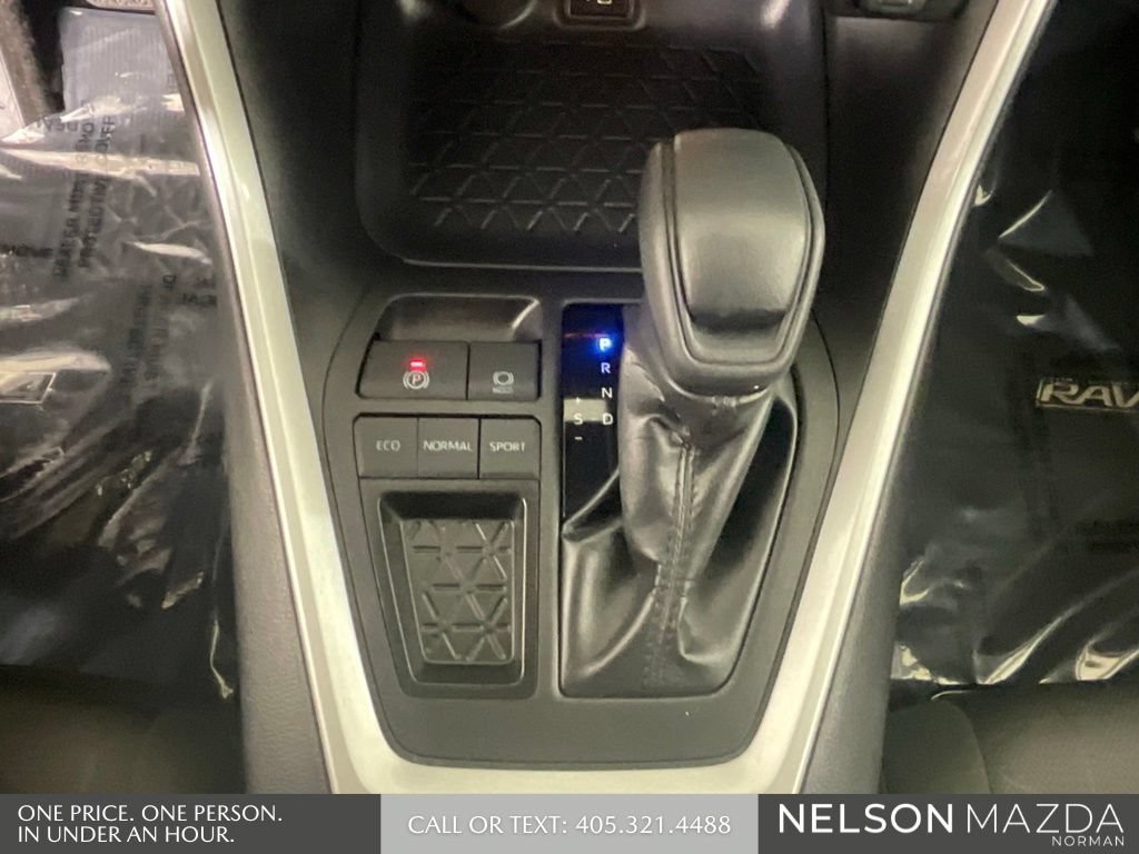 Used 2025 Toyota RAV4 XLE FWD image 38