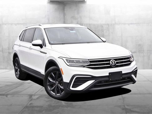 Certified 2022 Volkswagen Tiguan SE image 2