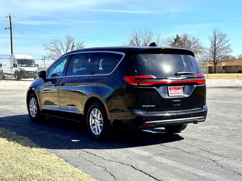 Used 2024 Chrysler Pacifica Touring FWD image 8