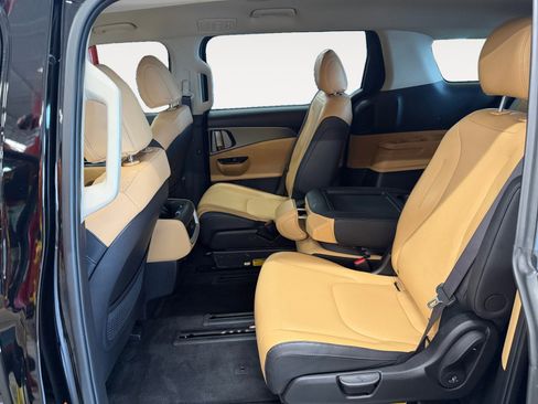 Used 2023 Kia Carnival LX FWD image 23