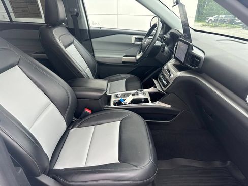 Used 2023 Ford Explorer XLT w/ Equipment Group 202A AWD/4WD image 34
