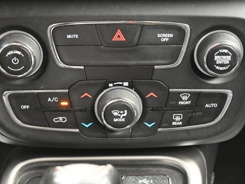 Used 2019 Jeep Compass Latitude w/ Cold Weather Group AWD/4WD image 16