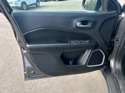 Used 2018 Jeep Compass Latitude w/ Popular Equipment Group FWD image 17