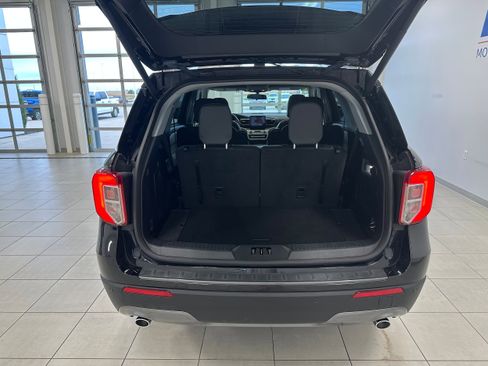 Used 2022 Ford Explorer XLT w/ Equipment Group 202A image 7