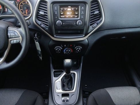 Used 2018 Jeep Cherokee Latitude FWD image 3