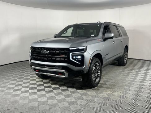 Used 2025 Chevrolet Suburban Z71 image 12