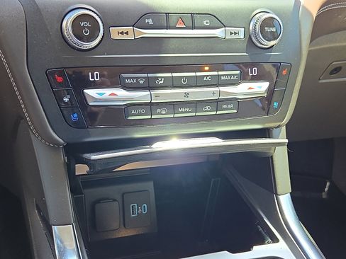 Used 2020 Ford Explorer Platinum w/ Premium Technology Package AWD/4WD image 21