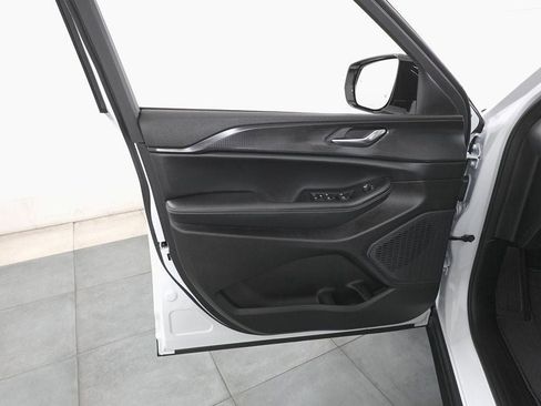 New 2025 Jeep Grand Cherokee L Altitude image 7