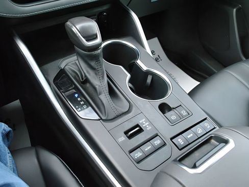 Used 2021 Toyota Highlander XLE image 19