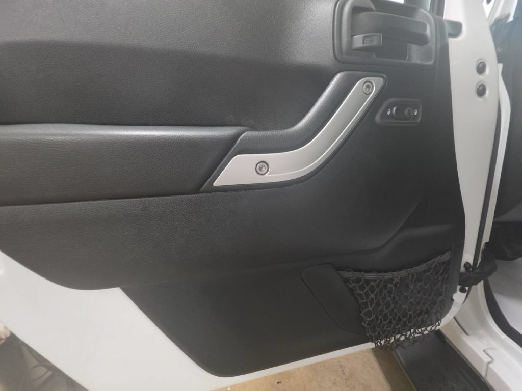 Used 2017 Jeep Wrangler Unlimited Sahara w/ Connectivity Group AWD/4WD image 11