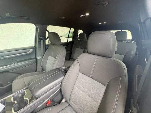 Certified 2025 GMC Acadia Elevation FWD image 2