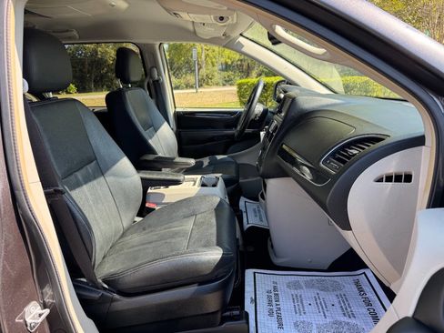 Used 2016 Chrysler Town & Country Touring w/ Driver Convenience Group image 19